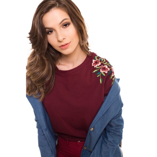 Camiseta Daniela Cristina Bordado Ombro Feminina - Bordô