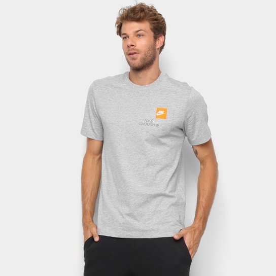 Camiseta Nike Story Pack Masculina - Cinza Claro