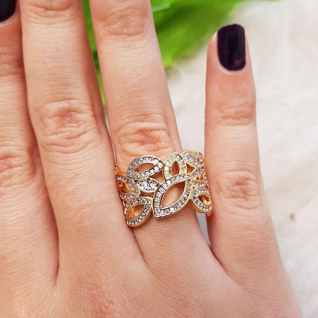 Anel Microzirconias e Detalhes em Rodio Branco Banhado a Ouro