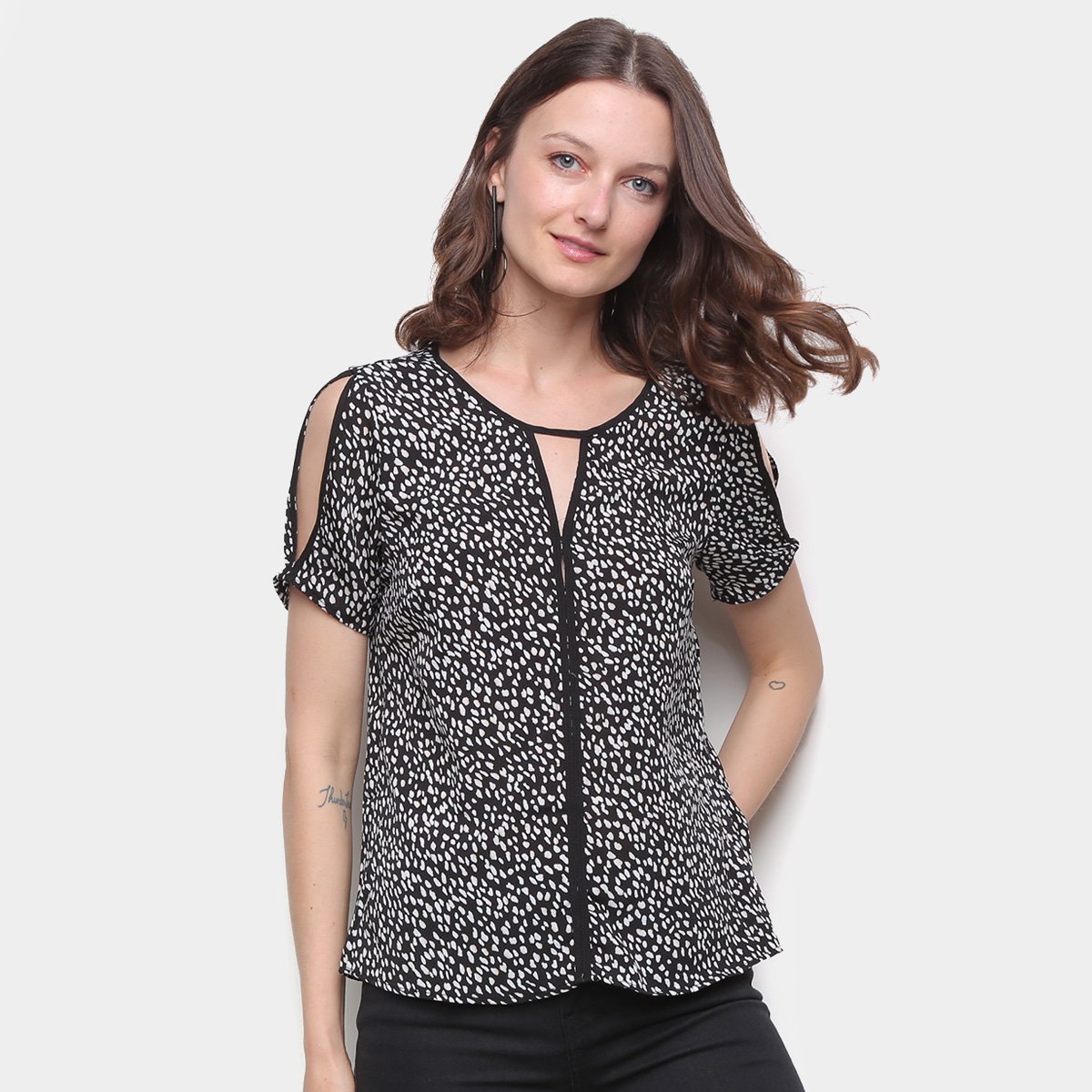 Blusa Aishty Fenda Manga Feminina - Preto+Branco Menor preço em Blusa Aishty Fenda Manga Feminina - Preto+Branco