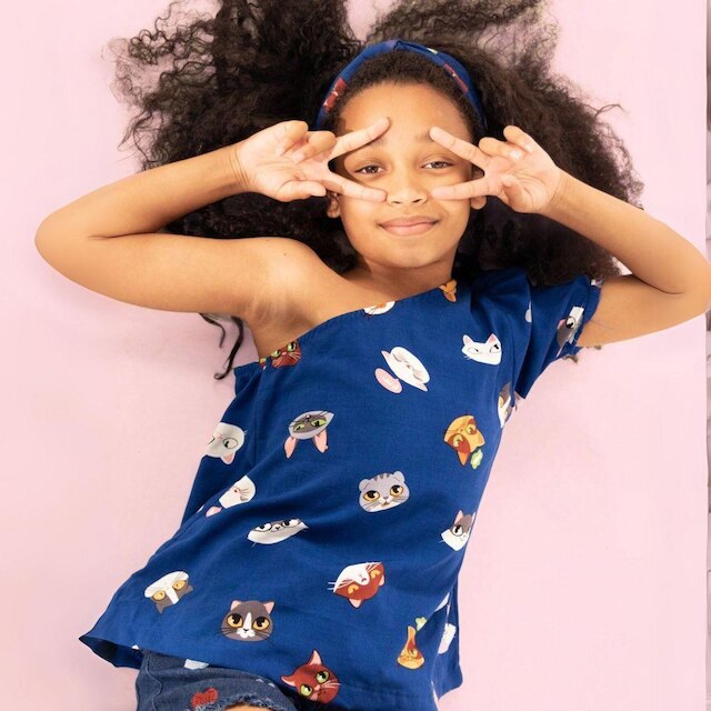 Blusa de um Ombro só com Estampa de Gatinhos