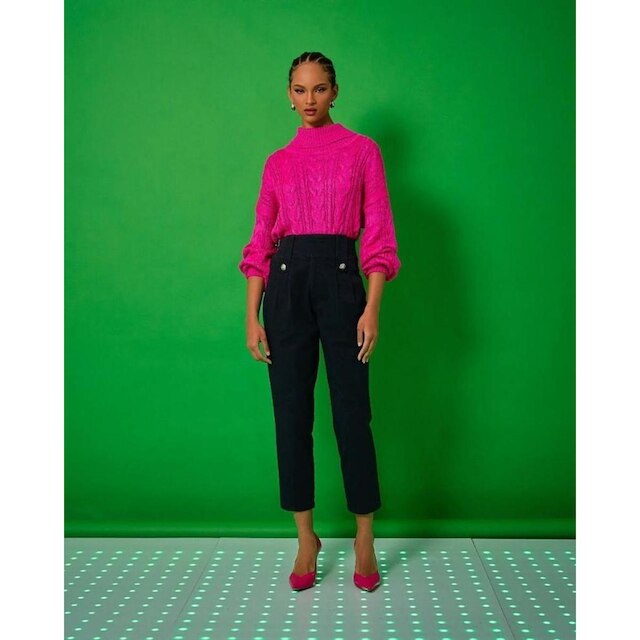 Blusa em Tricot Gola alta com Detalhes de Tranças