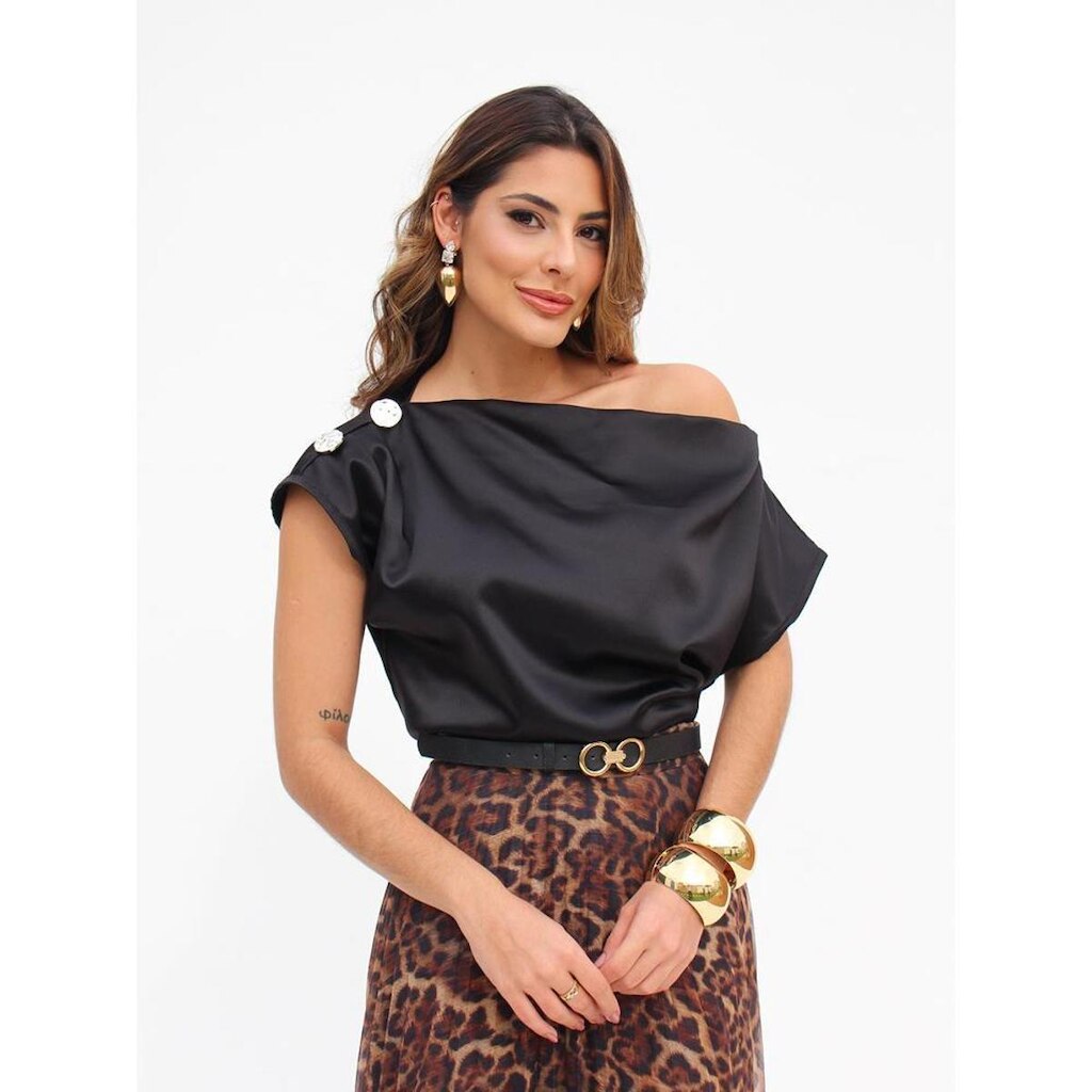 Blusa Feminina Acetinada Assimétrica com Detalhes em Metal e Modelagem Arrojada