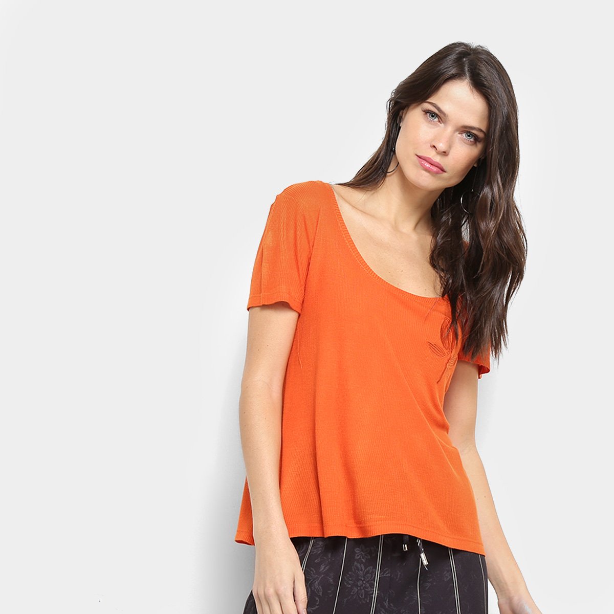 Blusa Maria Filó Canelada Gola Canoa Bordada Feminina - Laranja Menor preço em Blusa Maria Filó Canelada Gola Canoa Bordada Feminina - Laranja