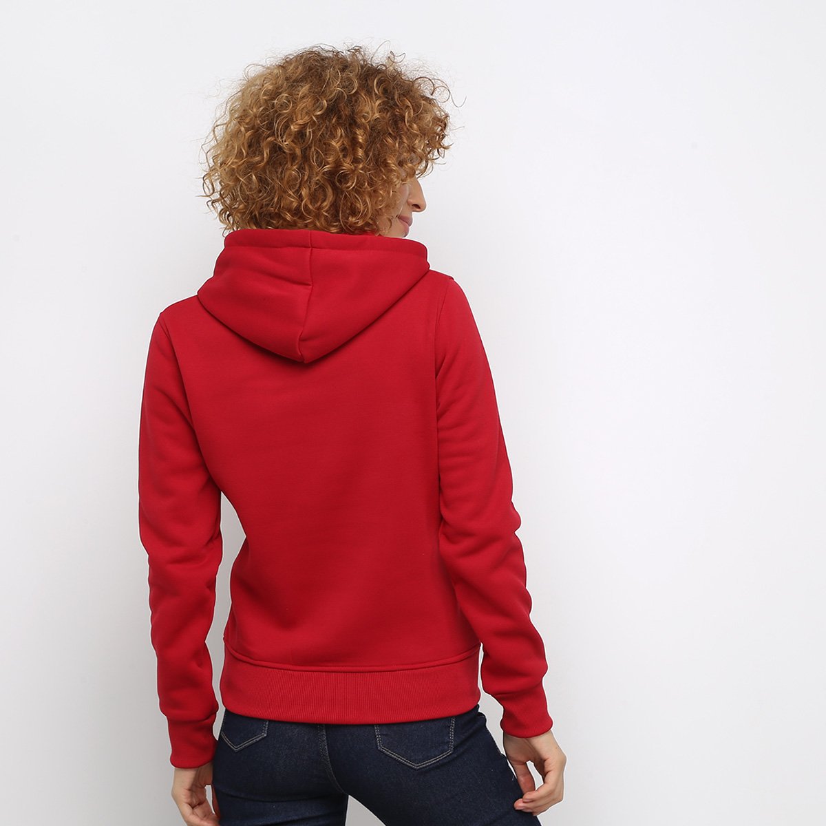 red lipstick and a moletom com capuz