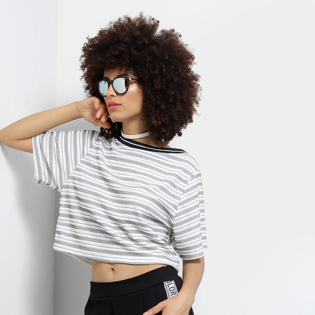 Blusa Morena Rosa Cropped Manga Curta Listrada Feminina - Off White e Preto Menor preço em Blusa Morena Rosa Cropped Manga Curta Listrada Feminina - Off White e Preto