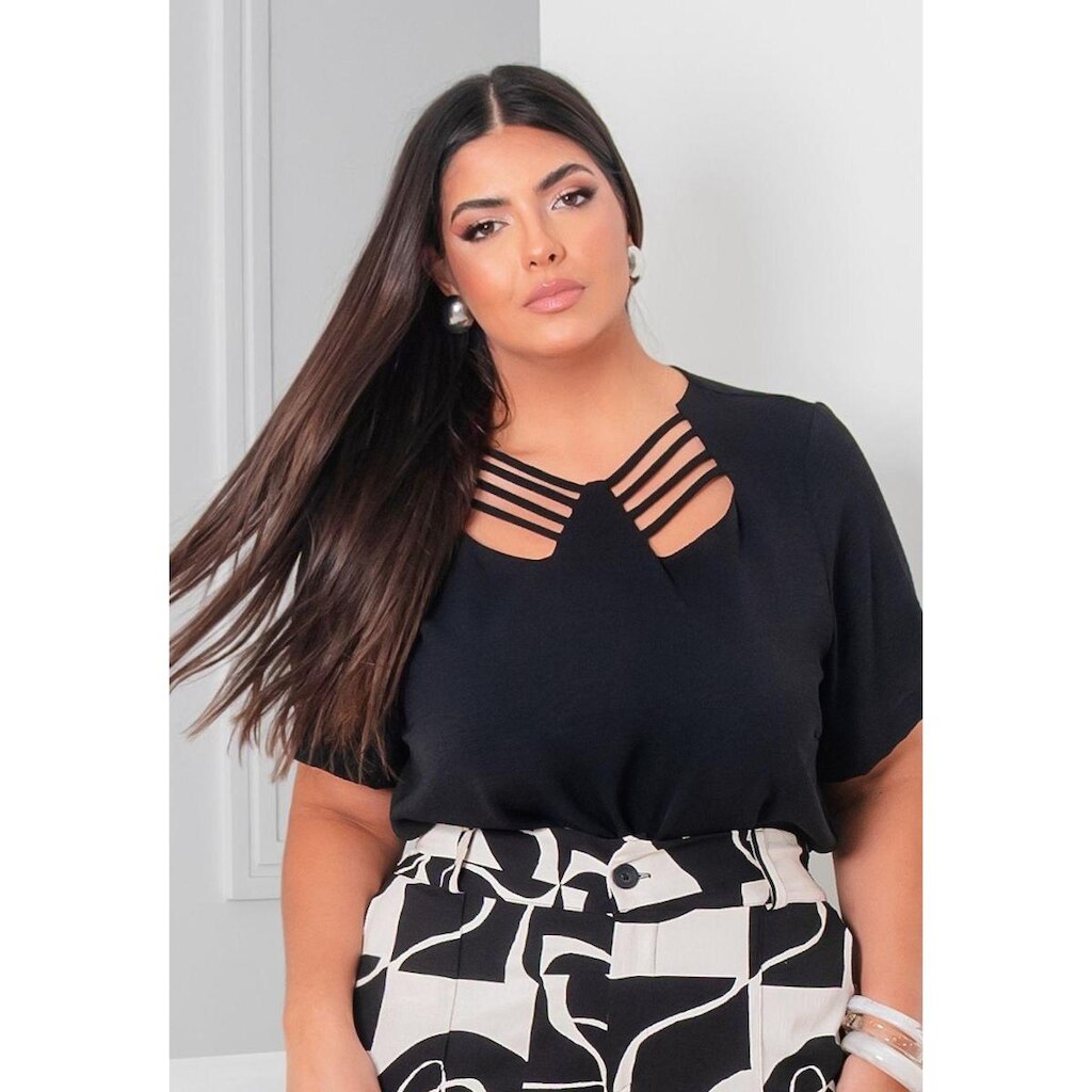 Blusa Plus Size com Decote Vazado e Manga Curta