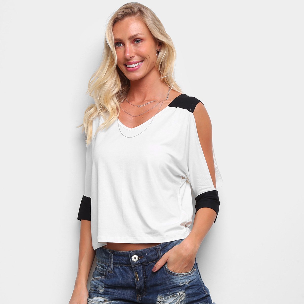 Blusa Volare Bicolor Recortes Feminina - Off White+Preto Menor preço em Blusa Volare Bicolor Recortes Feminina - Off White+Preto