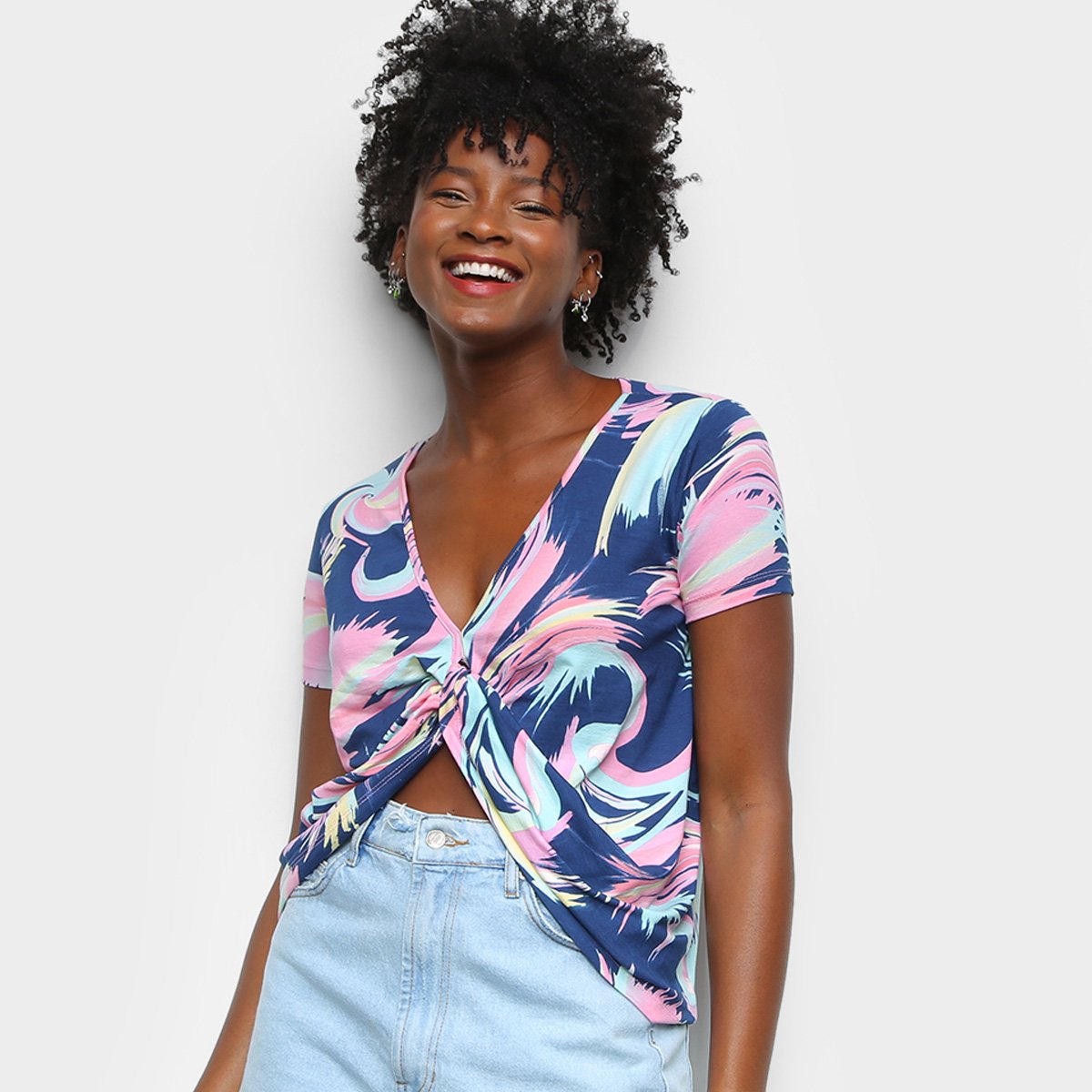 Blusa Volare Decote V Nó Frontal Floral Feminina - Preto+Pink Menor preço em Blusa Volare Decote V Nó Frontal Floral Feminina - Preto+Pink