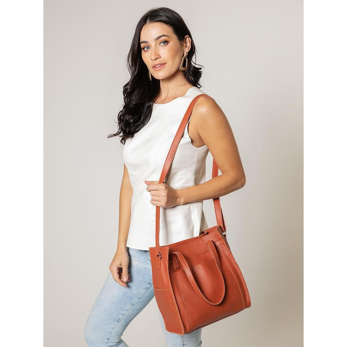 Bolsa Dora Lis Couro Bolsos Laterais Média - Caramelo Menor preço em Bolsa Dora Lis Couro Bolsos Laterais Média - Caramelo