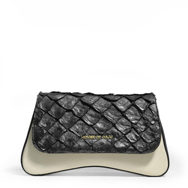 BOLSA FEMININA EM COURO TIRACOLO PIRARUCU OFF WHITE COM PRETA ”ANA MARIA SCARAMAL ANIZEL"