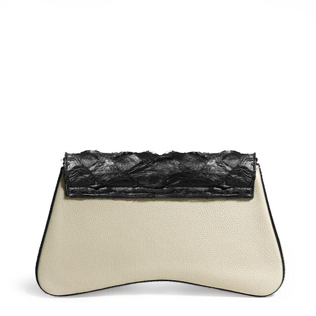 BOLSA FEMININA EM COURO TIRACOLO PIRARUCU OFF WHITE COM PRETA ”ANA MARIA SCARAMAL ANIZEL"