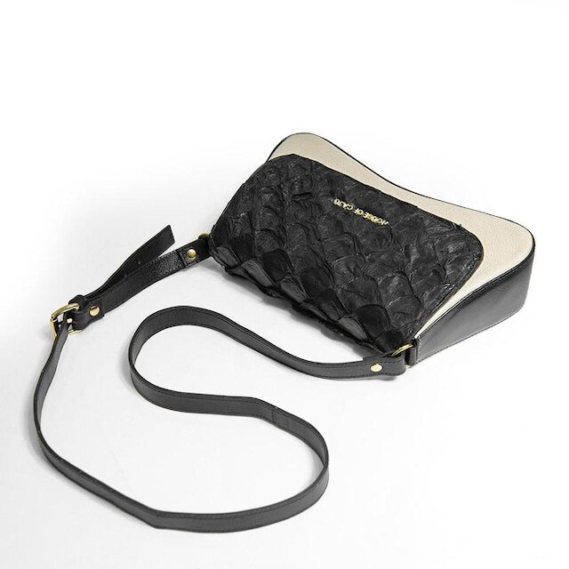 BOLSA FEMININA EM COURO TIRACOLO PIRARUCU OFF WHITE COM PRETA ”ANA MARIA SCARAMAL ANIZEL"