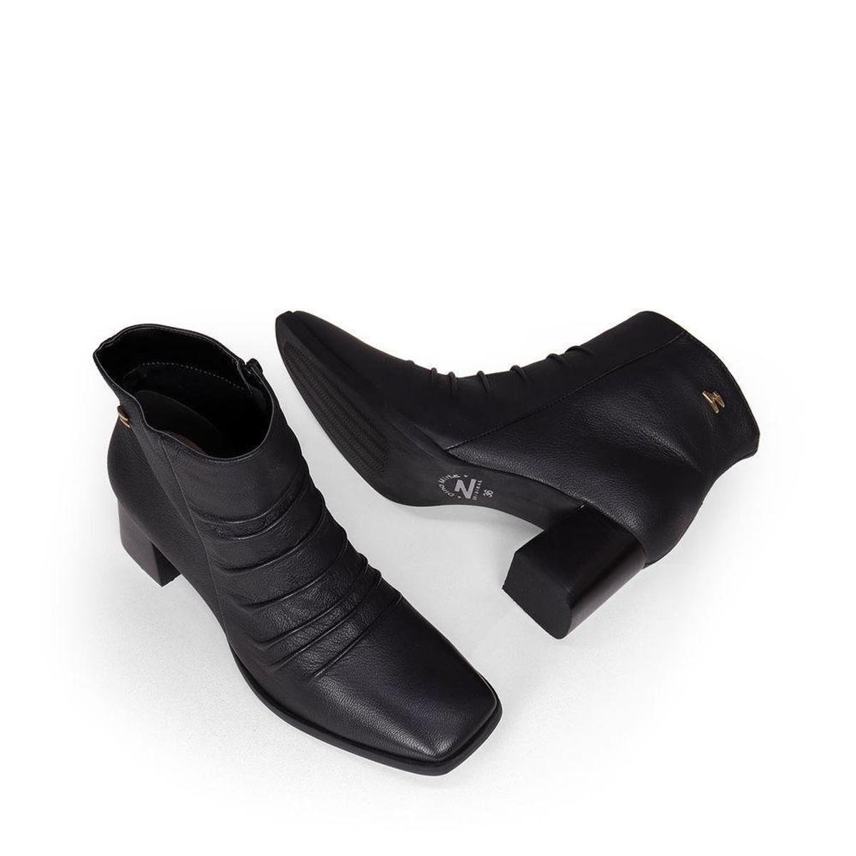 Bota Bico Quadrado Detalhe em Rugas Dina Mirtz Zattini