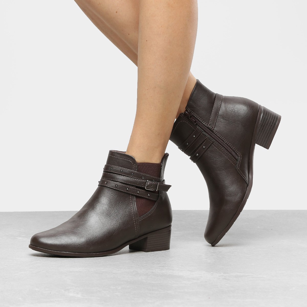 Bota Cano Curto Comfortflex Tiras e Metal Feminina - Café Menor preço em Bota Cano Curto Comfortflex Tiras e Metal Feminina - Café