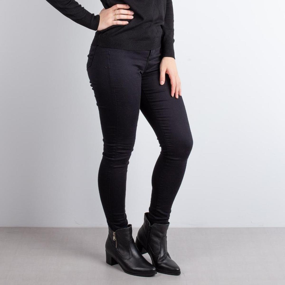 Bota cano curto em couro com salto baixo 6924 - Preto | Zattini