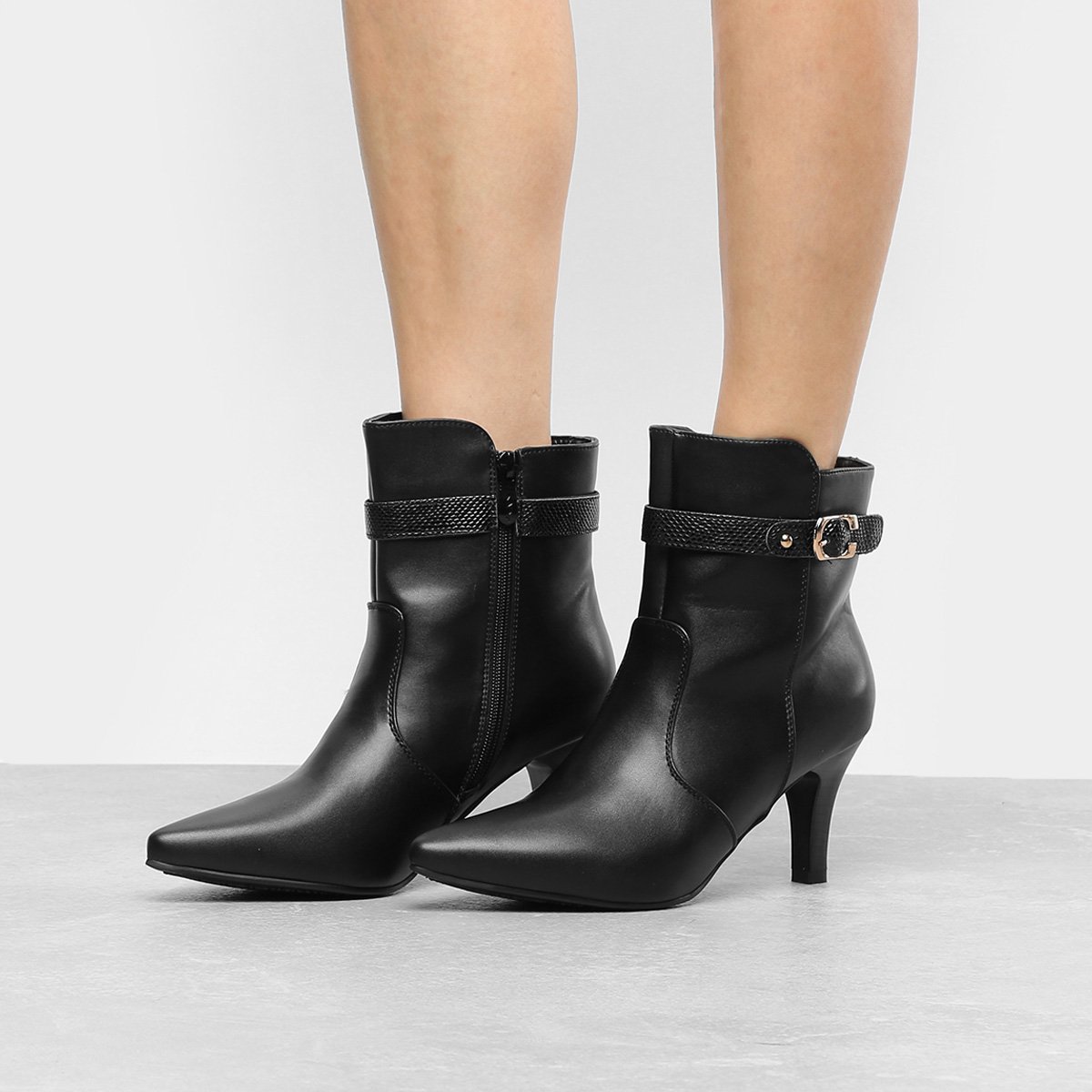 Bota Cano Curto Mooncity Salto Fino Fivela Feminina - Preto Menor preço em Bota Cano Curto Mooncity Salto Fino Fivela Feminina - Preto