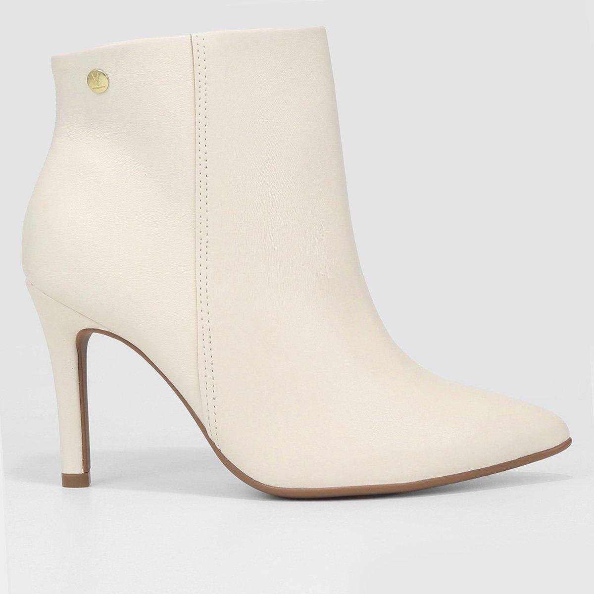 Bota Cano Curto Vizzano Bico Fino Lisa Feminina - Off White Menor preço em Bota Cano Curto Vizzano Bico Fino Lisa Feminina - Off White