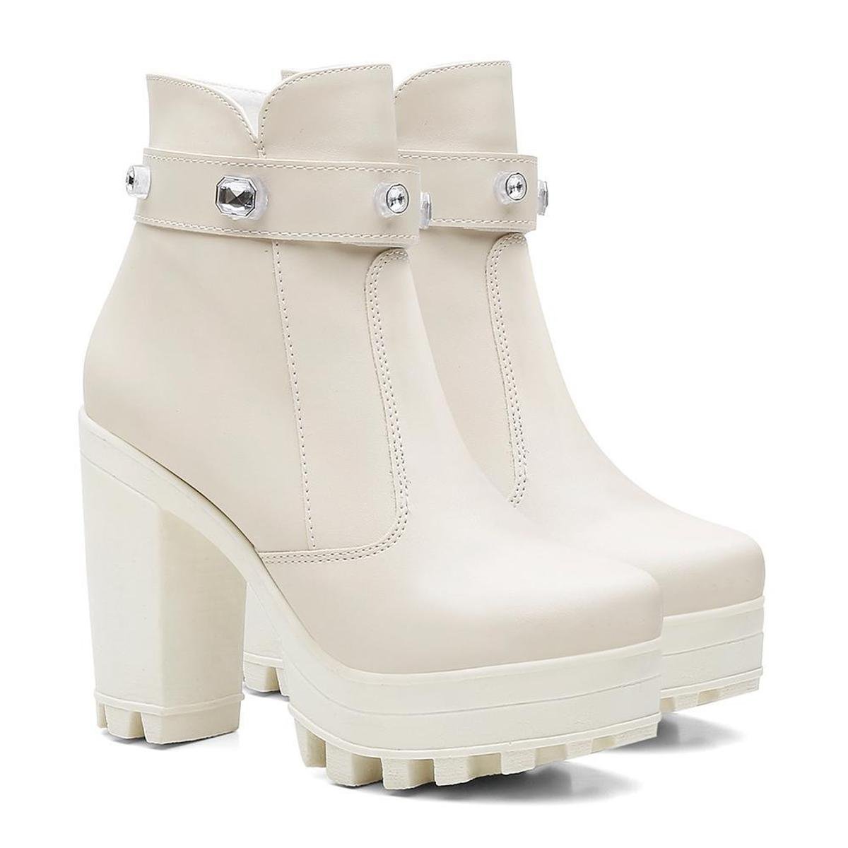Bota Coturno Feminina Tratorada Pedraria Vicerinne Salto Alto Cano Médio - Off White Menor preço em Bota Coturno Feminina Tratorada Pedraria Vicerinne Salto Alto Cano Médio - Off White