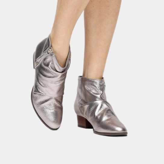 Bota Couro Shoestock Curta Enrugada Feminina - Prata
