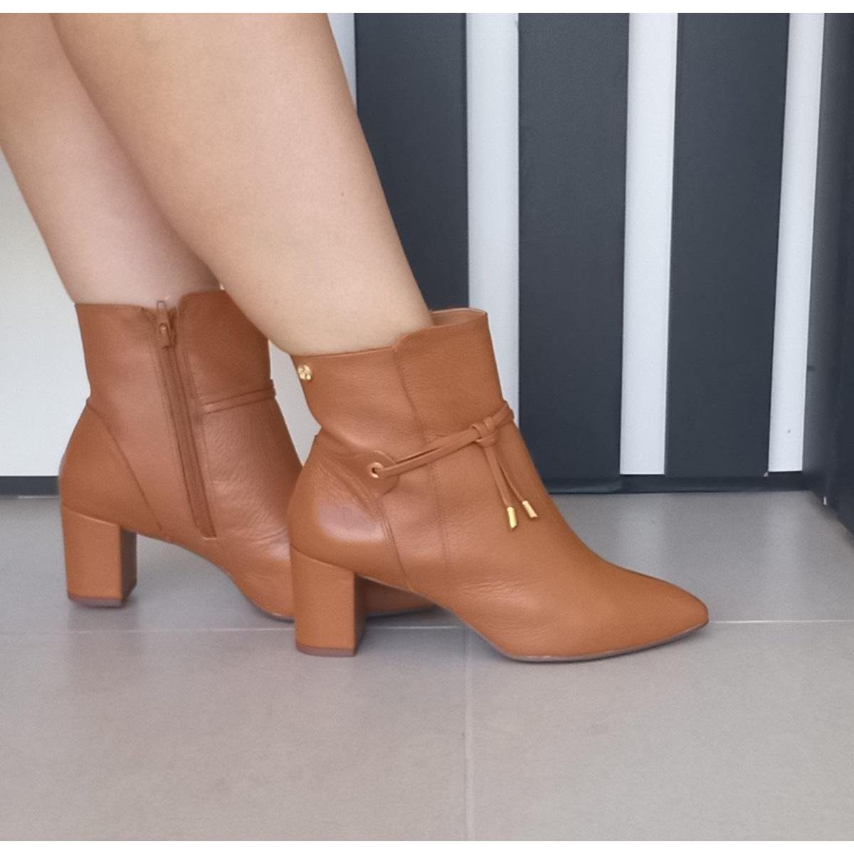 Bota Feminina Couro Caramelo Cano Curto Salto Grosso Confort - Marrom ...