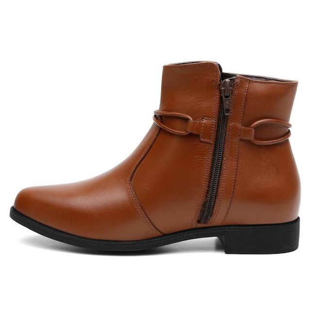 Bota Feminina em Couro Cano Curto com Detalhe em Metal Caramelo