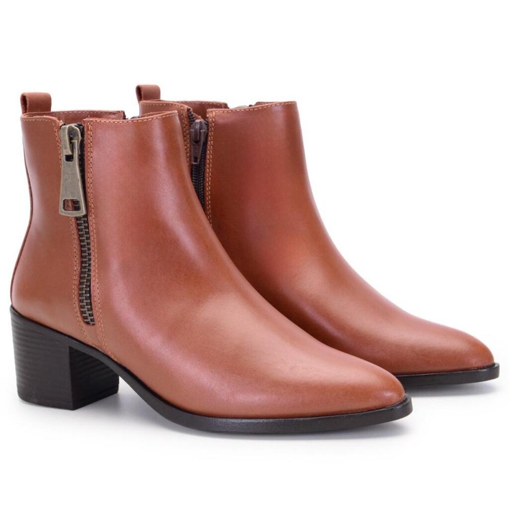 Bota Feminina em Couro Salto Baixo Cano Curto Bico Fino Casual