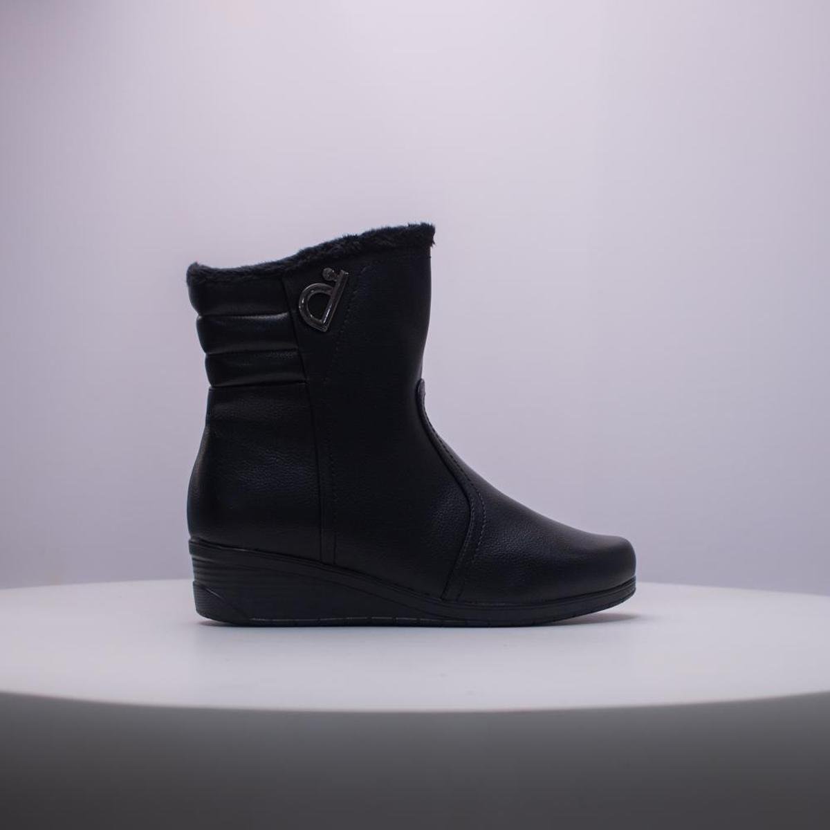 Bota Feminina Mooncity Anabela Cano Curto - Preto Menor preço em Bota Feminina Mooncity Anabela Cano Curto - Preto