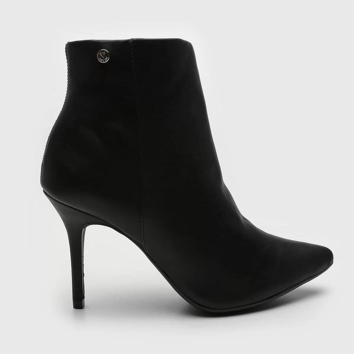 Bota Feminino Bico Fino Salto Alto Via Uno Cano Curto - Preto Menor preço em Bota Feminino Bico Fino Salto Alto Via Uno Cano Curto - Preto
