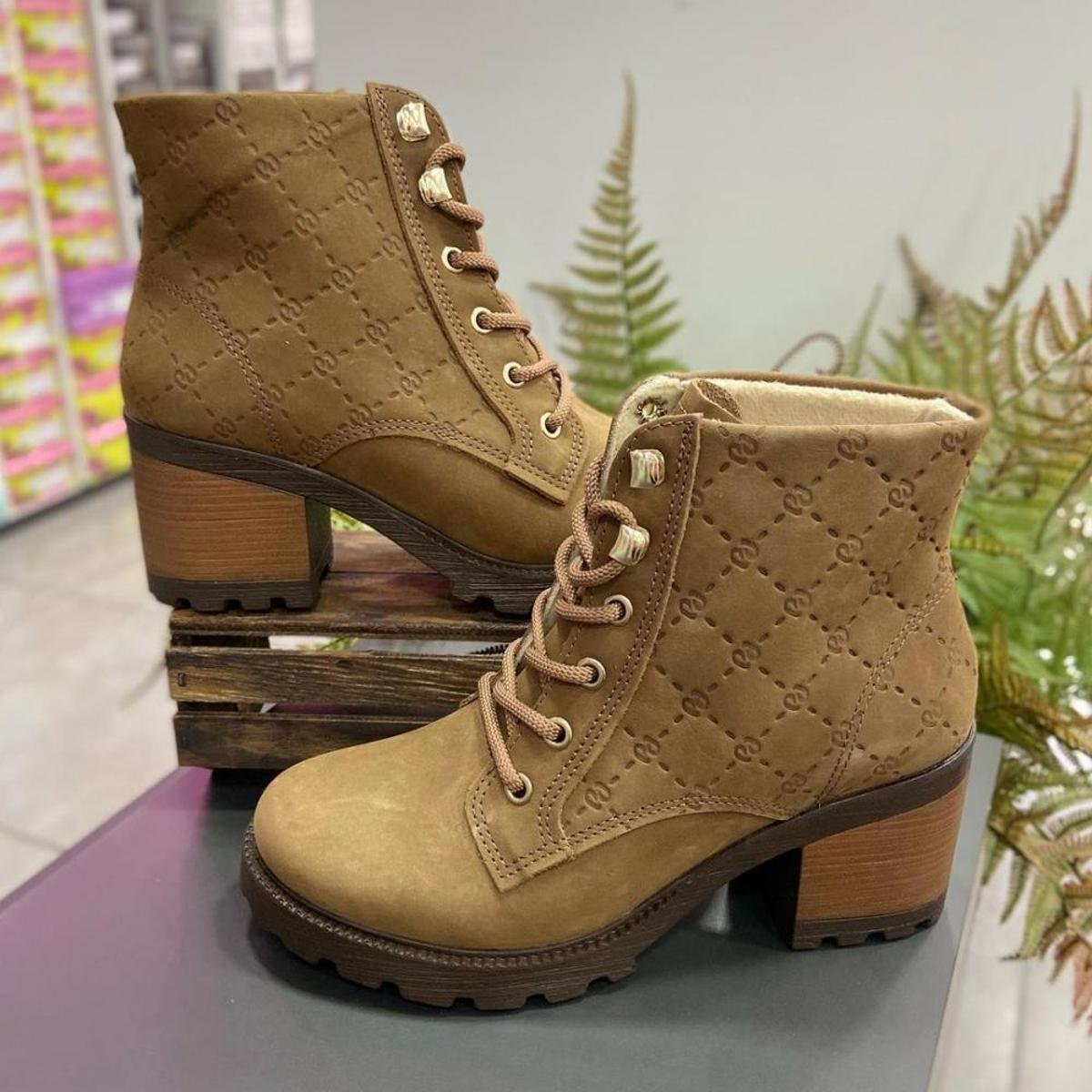 Bota Pegada Cano Baixo em Couro 281305-02 Menor preço em Bota Pegada Cano Baixo em Couro 281305-02