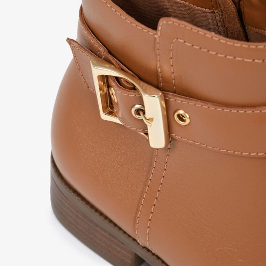 Bota Salto Baixo Com Cano Curto em Couro Caramelo Loucos e Santos