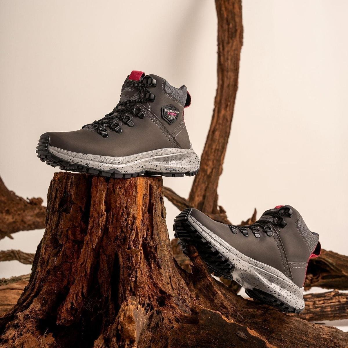 Bota Trekking Pegada Feminina em Couro Carbono 250403-06 Zattini