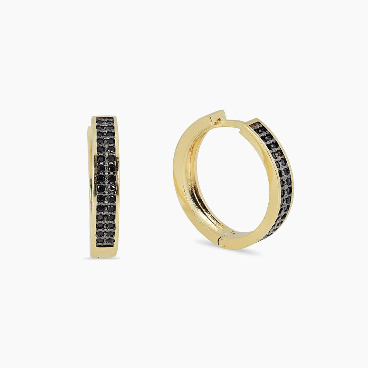 Brinco Argola com Zircônia Negra na Frente e Lisa Atrás - Dourado+Preto Menor preço em Brinco Argola com Zircônia Negra na Frente e Lisa Atrás - Dourado+Preto