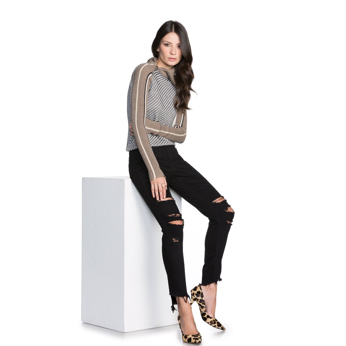 calça destroyed preta feminina