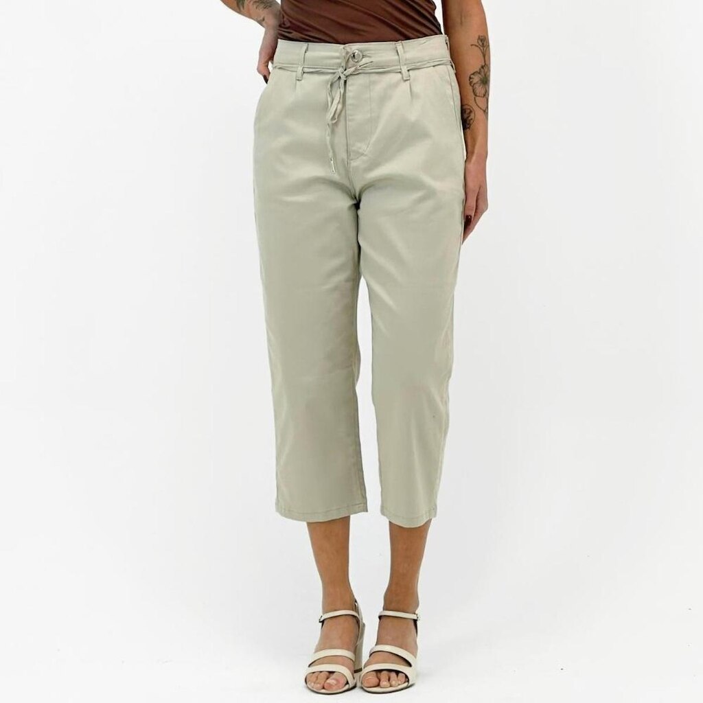 Calça Daksul Capri em Sarja com Cinto Feminina