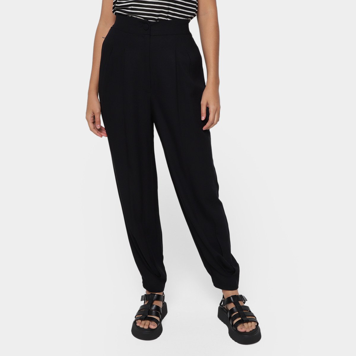 Calça Feminina Farm Cenoura Pregas Cintura Alta - Preto Menor preço em Calça Feminina Farm Cenoura Pregas Cintura Alta - Preto