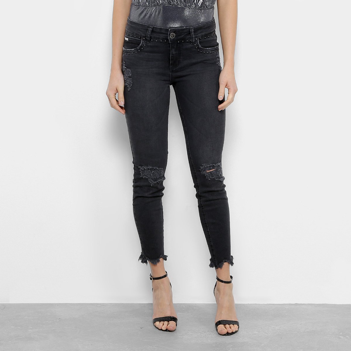Calça Jeans Cigarrete Colcci Fátima Destroyed Tachas Cintura Média Feminina - Preto Menor preço em Calça Jeans Cigarrete Colcci Fátima Destroyed Tachas Cintura Média Feminina - Preto
