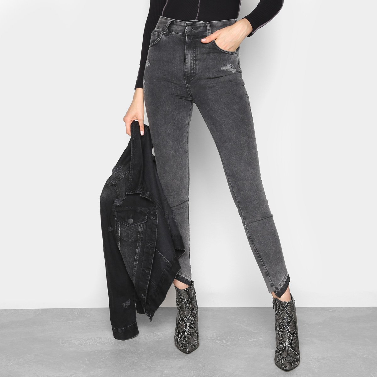 Calça Jeans Cigarrete Colcci Karen Estonada Puídos Feminina - Preto Menor preço em Calça Jeans Cigarrete Colcci Karen Estonada Puídos Feminina - Preto