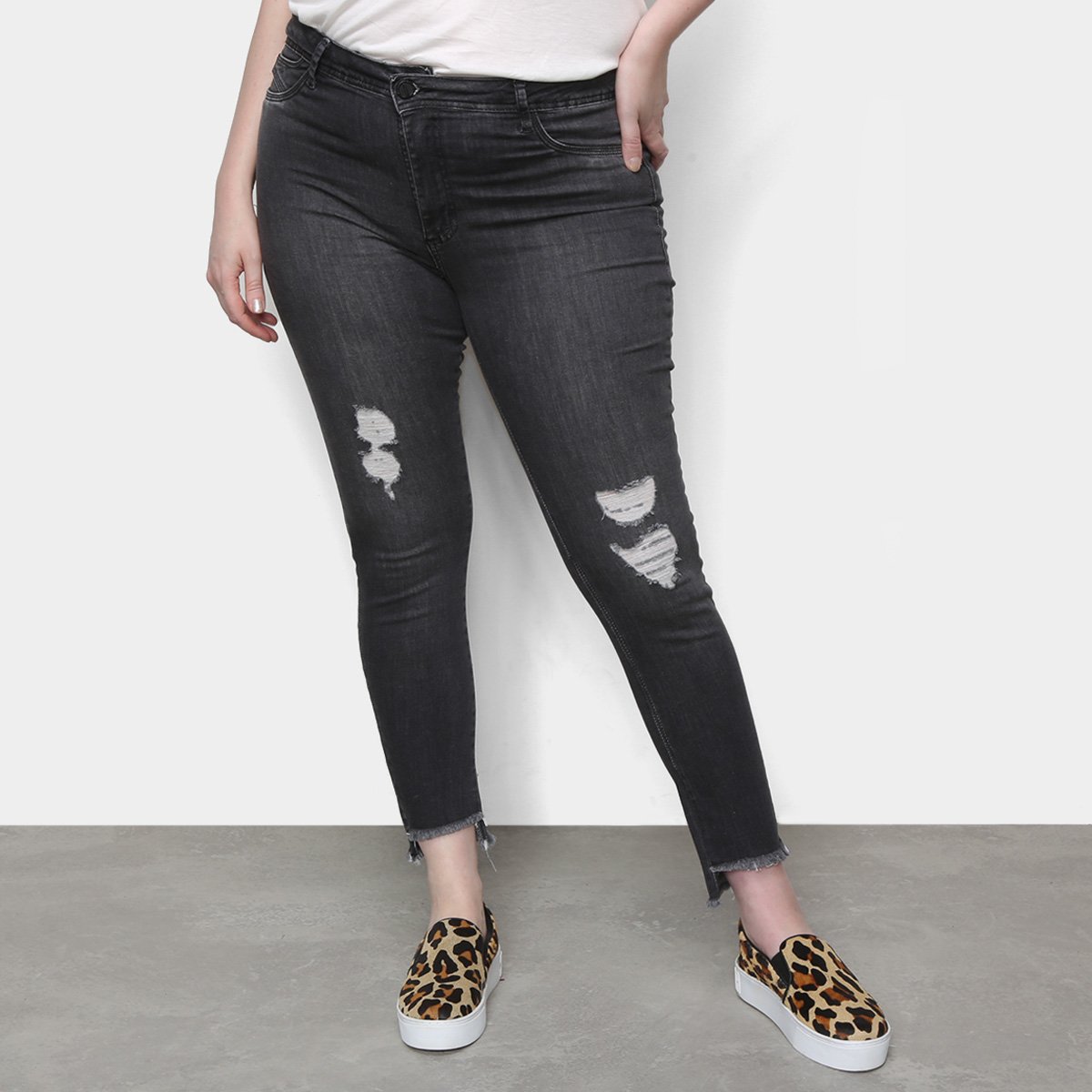 calça jeans preta desfiada