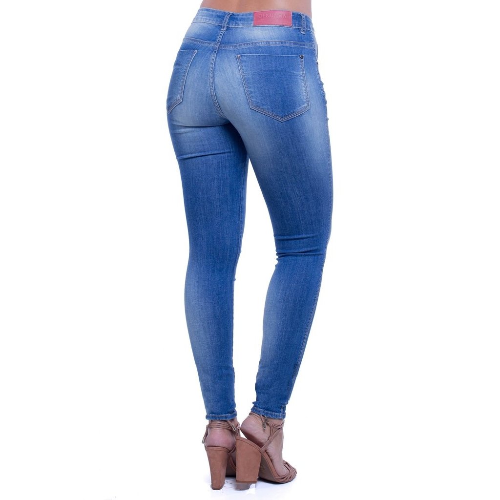 calça jeans denuncia