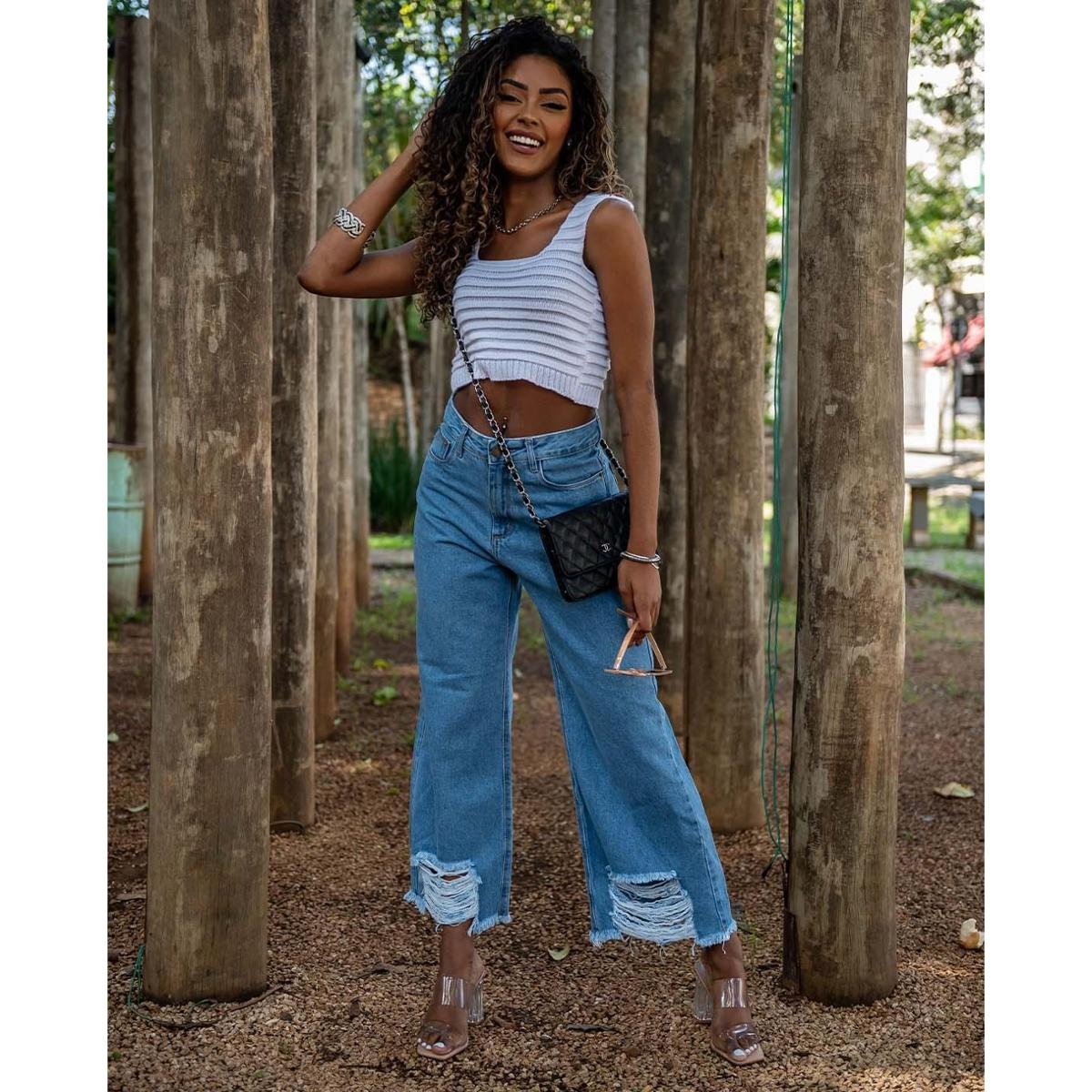 Calça Jeans Feminina Cropped Flare com Barra Desfiada e Rasgos