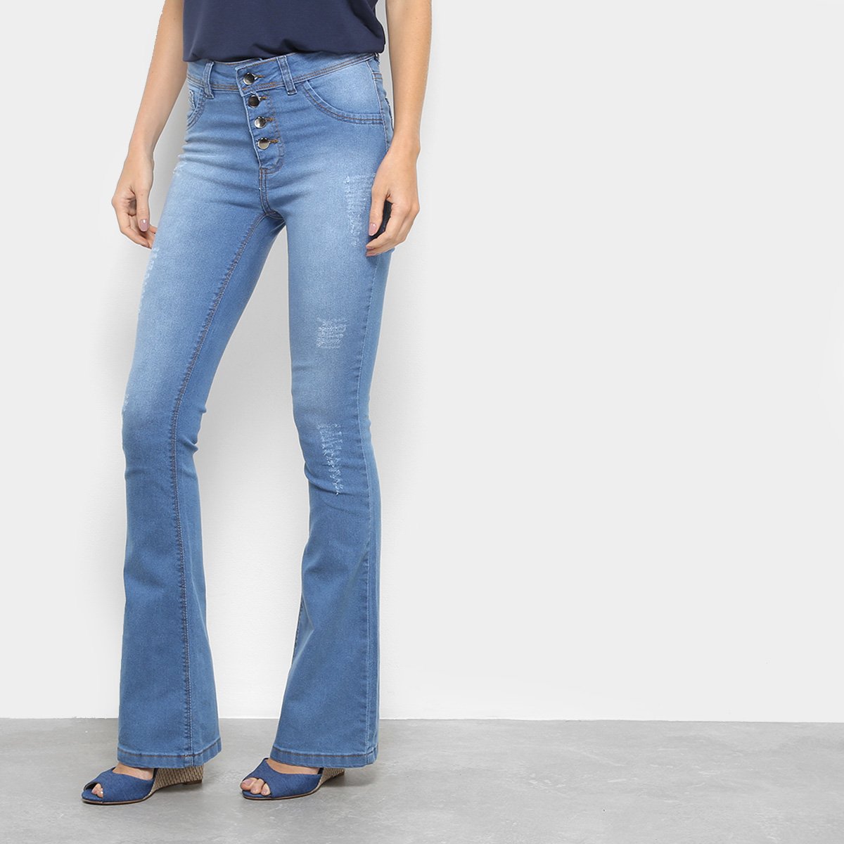 calça jeans flare com botões