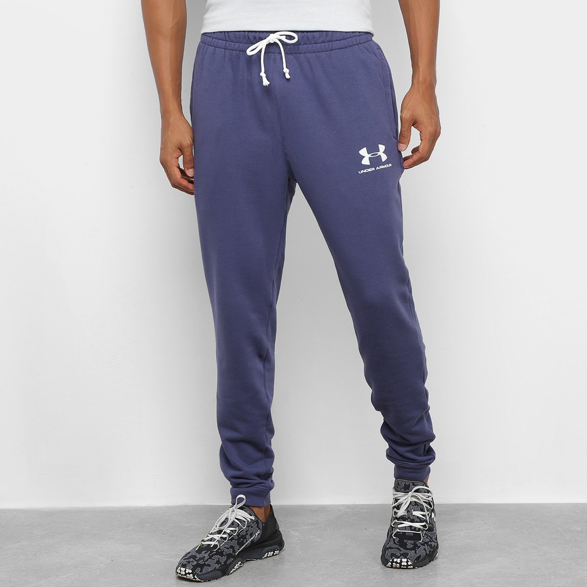 Calça Jogger Moletom Under Armour Sportstyle Terry Masculina - Azul+Off White Menor preço em Calça Jogger Moletom Under Armour Sportstyle Terry Masculina - Azul+Off White