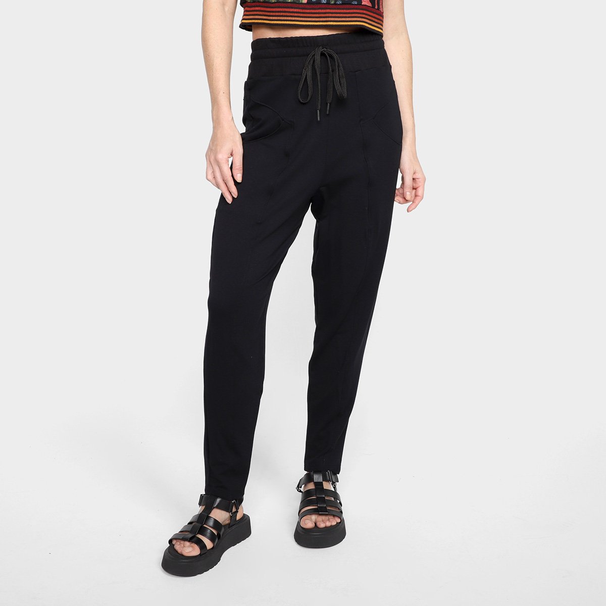 Calça Moletom Farm Recortes Feminina - Preto Menor preço em Calça Moletom Farm Recortes Feminina - Preto