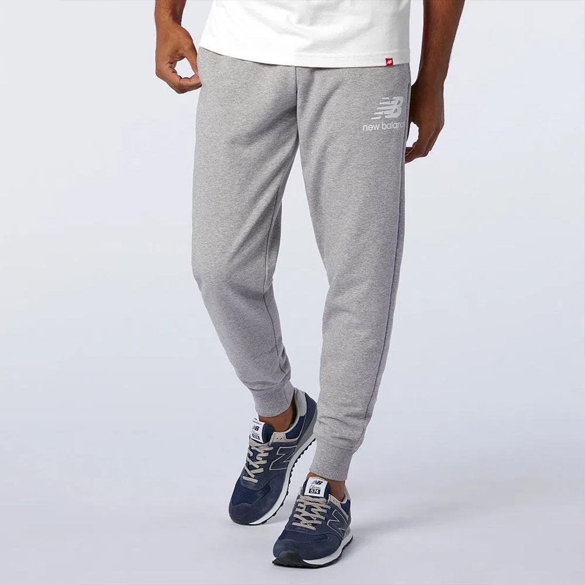 Calça Moletom New Balance Jogger Essentials Stacked - Cinza+Branco Menor preço em Calça Moletom New Balance Jogger Essentials Stacked - Cinza+Branco