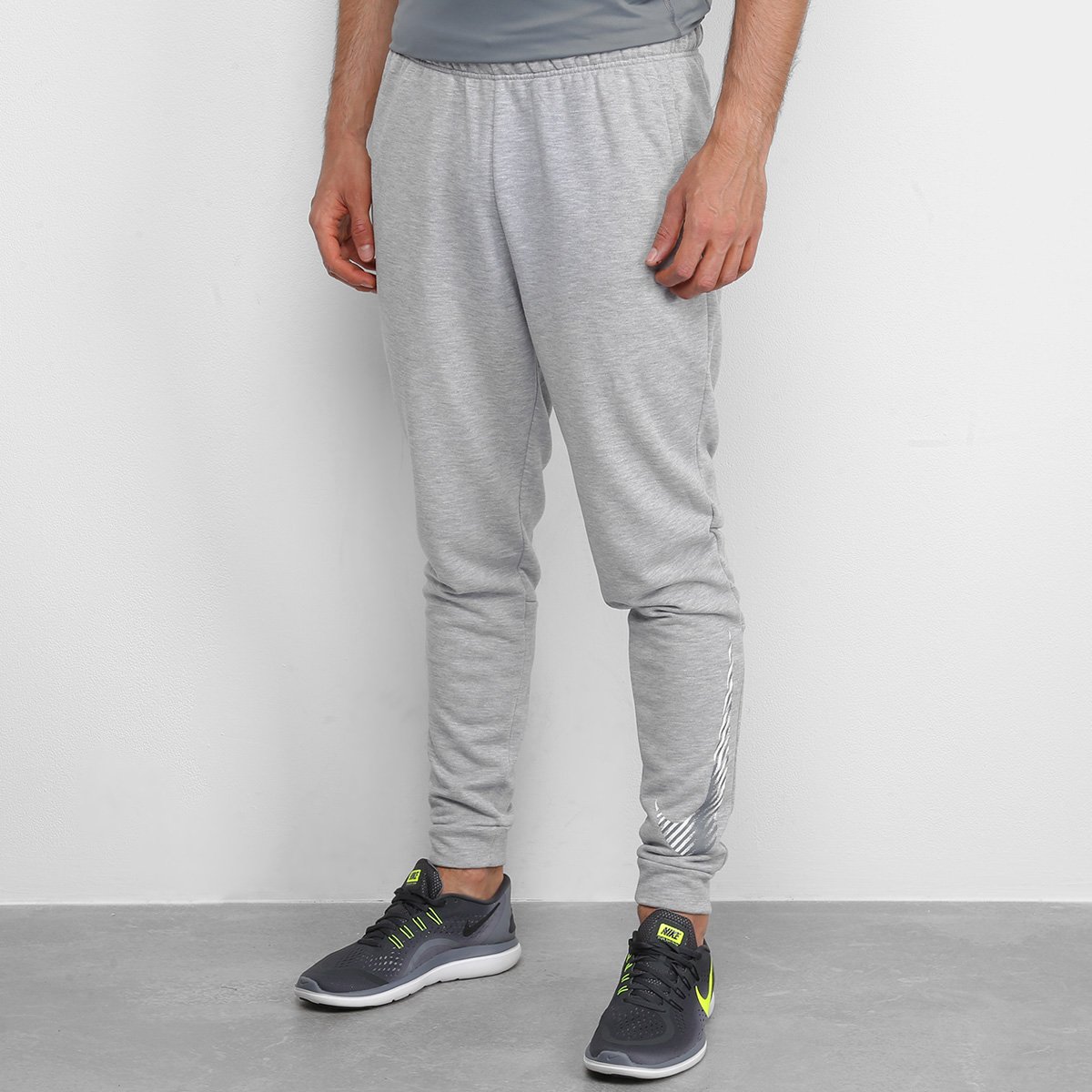 Calça Moletom Nike Dri-Fit Taper Fleece Masculina - Cinza Menor preço em Calça Moletom Nike Dri-Fit Taper Fleece Masculina - Cinza