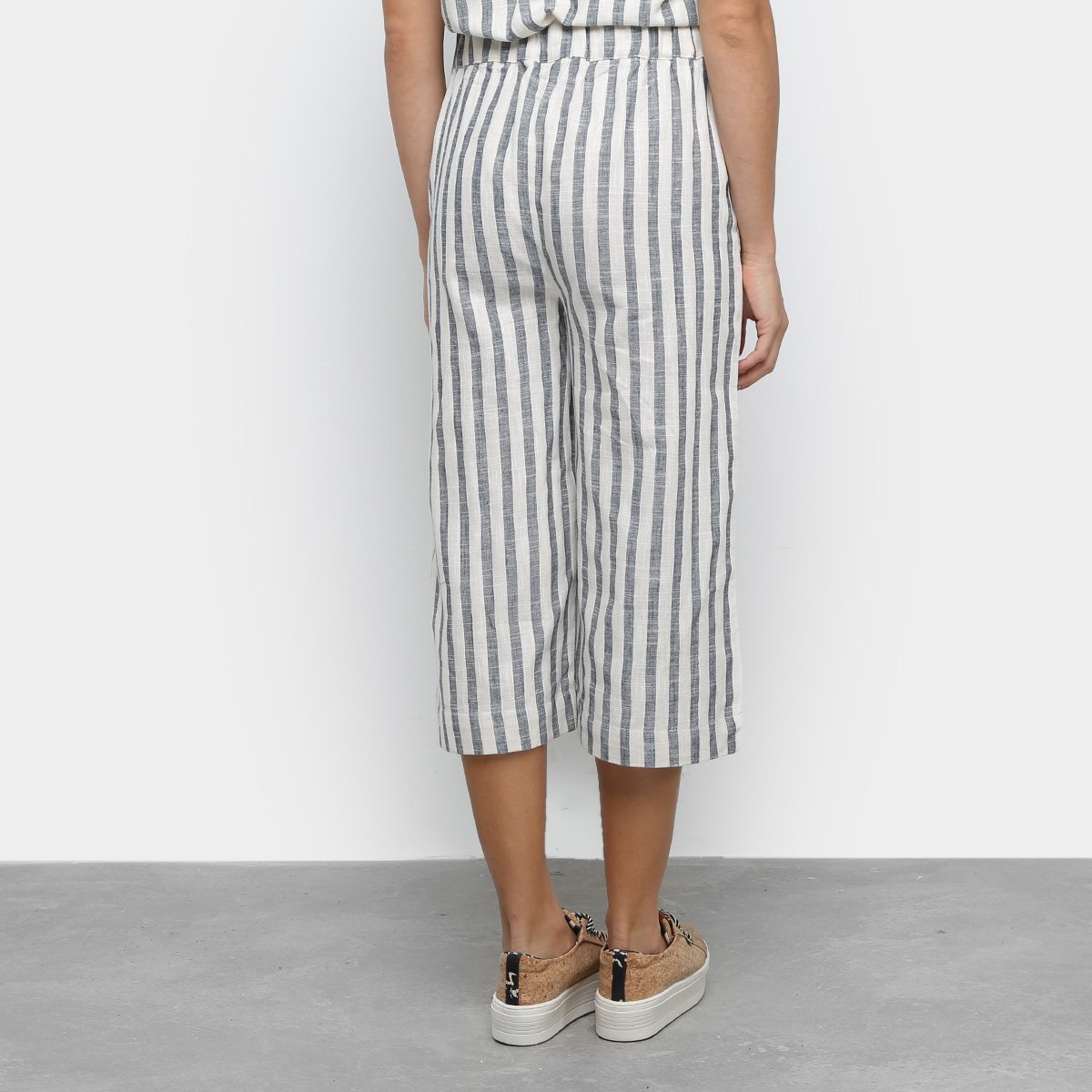 calça pantacourt cinza