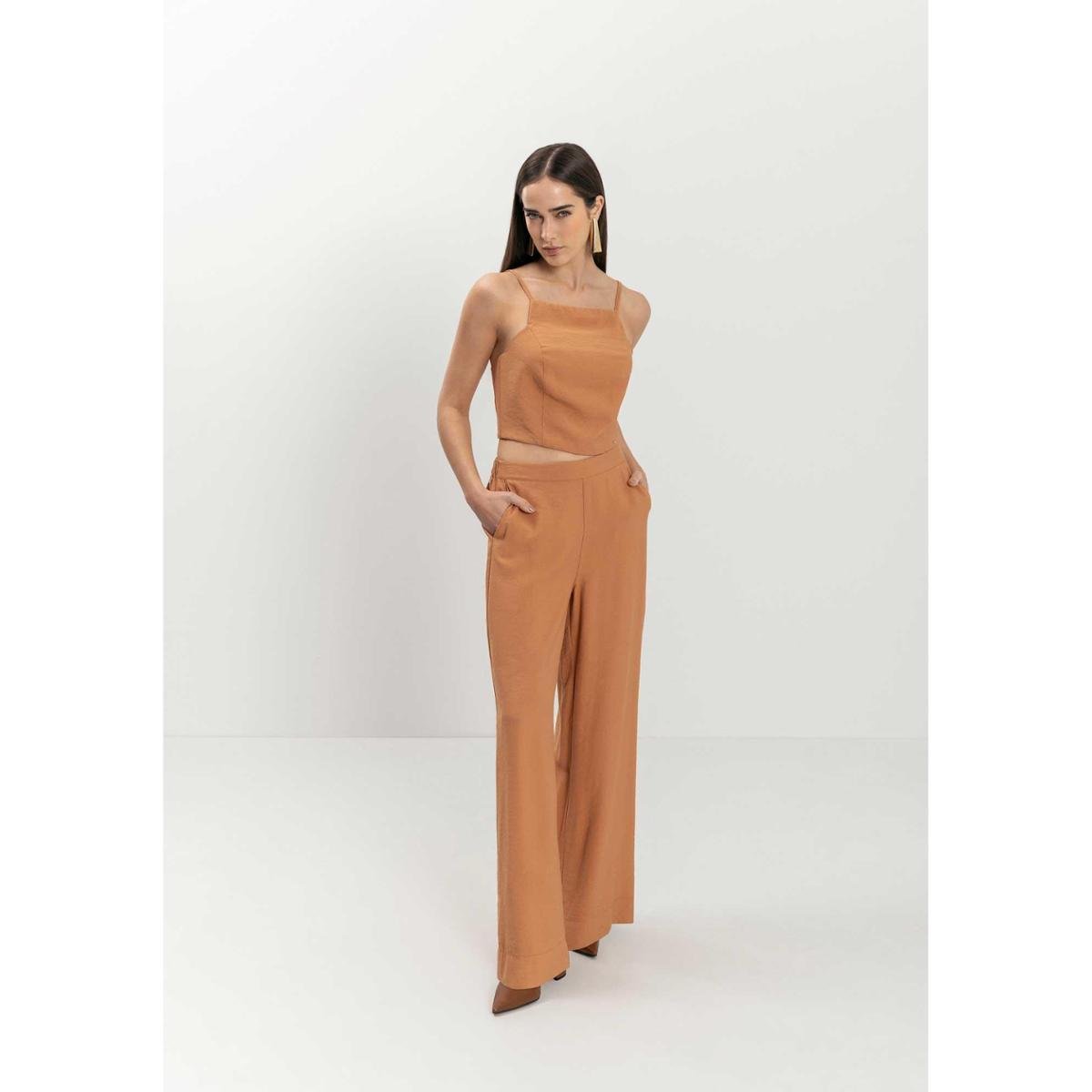 Calça Reta De Cintura Média Com Elástico Posterior Menor preço em Calça Reta De Cintura Média Com Elástico Posterior