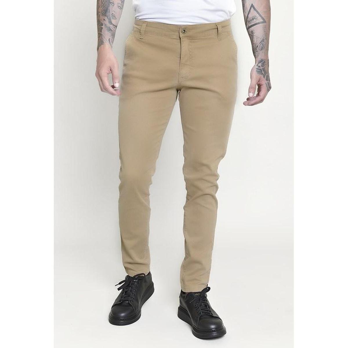 Calça bege shop e sapato preto