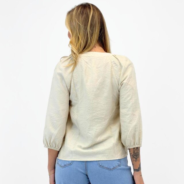 Camisa Doce Trama Bata com Bordado Manga 3/4 Feminina